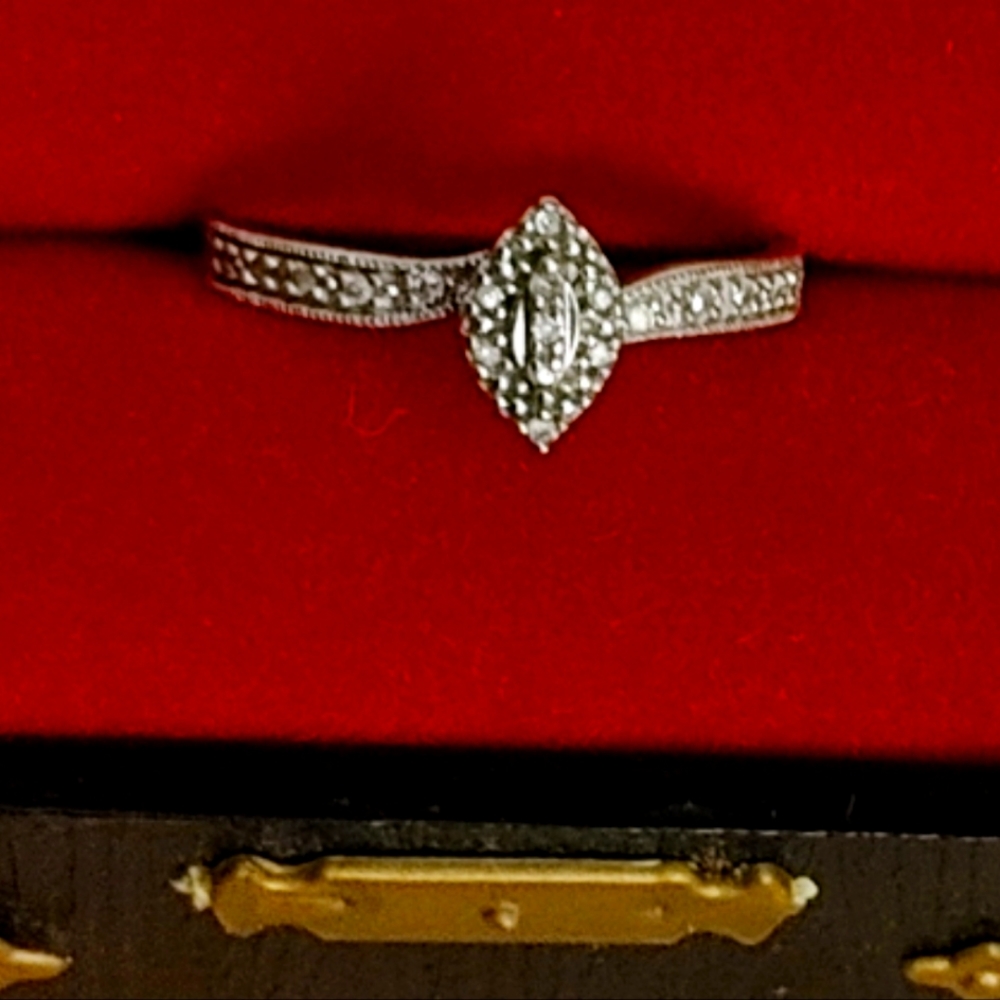 10k white gold diamond ring